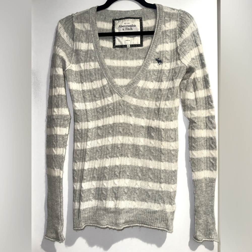 Abercrombie & Fitch v neck sweater Sz M